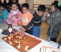 Japanese volunteers cheer up Palestinian refugees